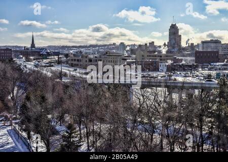 Siracusa. New York, Stati Uniti. 14 Febbraio 2020. Vista dell'Interstate 690 e del centro di Syracuse, New York, in una fredda mattinata invernale Foto Stock
