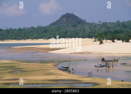 BRASILE, RIO TAPAAJOS, ALTER DO CHAO, SPIAGGIA DI SABBIA BIANCA Foto Stock