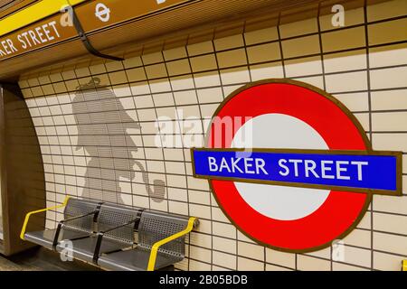 Londra, 16 LUGLIO: Vista interna della stazione metropolitana di Baker Street il 16 LUGLIO 2011 a Londra Foto Stock