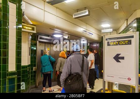 Londra, 16 LUGLIO: Vista interna di una stazione della metropolitana il 16 LUGLIO 2011 a Londra Foto Stock