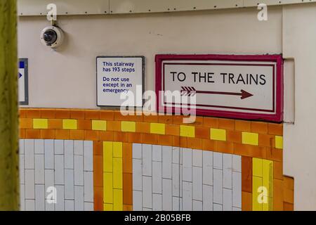 Londra, 16 LUGLIO: Vista interna di una stazione della metropolitana il 16 LUGLIO 2011 a Londra Foto Stock