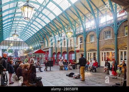 Londra, 16 LUGLIO: Vista interna del Covent Garden il 16 LUGLIO 2011 a Londra Foto Stock