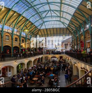 Londra, 16 LUGLIO: Vista interna del Covent Garden il 16 LUGLIO 2011 a Londra Foto Stock