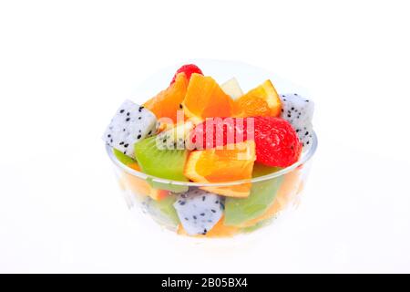 Frutti di drago, kiwi, fragole e arance, costituiti da un'insalata di frutta Foto Stock