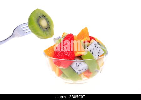 Frutti di drago, kiwi, fragole e arance, costituiti da un'insalata di frutta Foto Stock