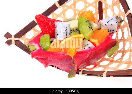 Frutti di drago, kiwi, fragole e arance, costituiti da un'insalata di frutta Foto Stock