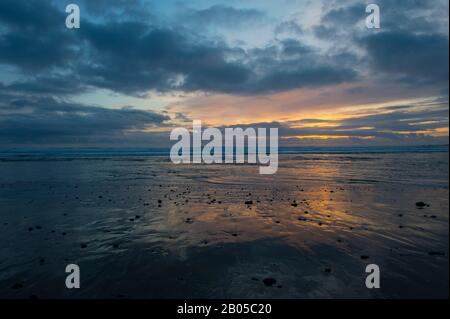 Spiaggia al tramonto a la Push, una piccola comunità tribù di Quiliute nella contea di Clallam, penisola olimpica, Washington state, Stati Uniti Foto Stock