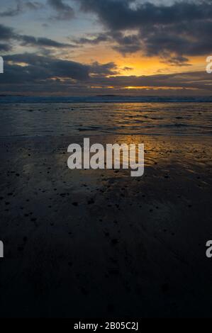 Spiaggia al tramonto a la Push, una piccola comunità tribù di Quiliute nella contea di Clallam, penisola olimpica, Washington state, Stati Uniti Foto Stock