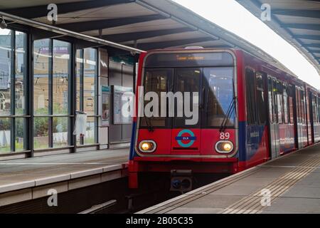 Londra, 9 LUGLIO: Piattaforma della stazione Tower Gateway il 9 LUGLIO 2011 a Londra, Regno Unito Foto Stock