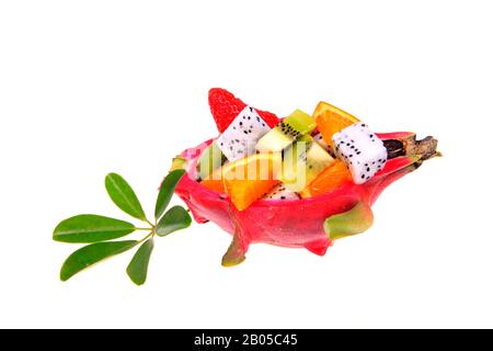 Frutti di drago, kiwi, fragole e arance, costituiti da un'insalata di frutta Foto Stock