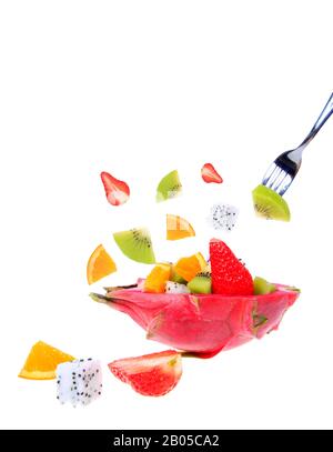 Frutti di drago, kiwi, fragole e arance, costituiti da un'insalata di frutta Foto Stock