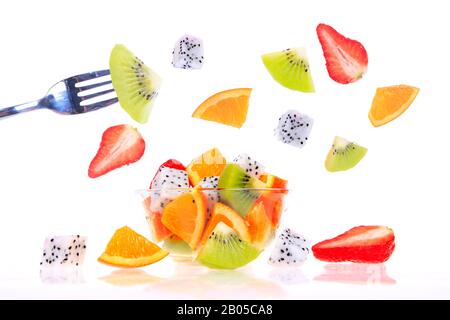 Frutti di drago, kiwi, fragole e arance, costituiti da un'insalata di frutta Foto Stock