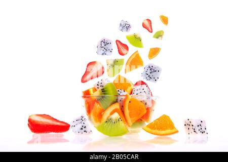 Frutti di drago, kiwi, fragole e arance, costituiti da un'insalata di frutta Foto Stock