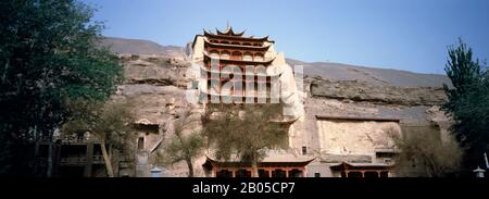 Tempio su una montagna, Grotte di Mogao, Dunhuang, Jiuquan, Provincia di Gansu, Cina Foto Stock