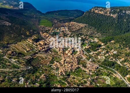 Città vecchia di Valldemossa, 09.01.2020, veduta aerea, Spagna, Isole Baleari, Maiorca, Valldemossa Foto Stock