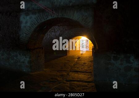 Quartieri degli schiavi al Castello di Cape Coast (Patrimonio dell'Umanità dell'UNESCO), uno dei numerosi castelli degli schiavi, fortificazioni in Ghana vicino a Elmina bu Foto Stock