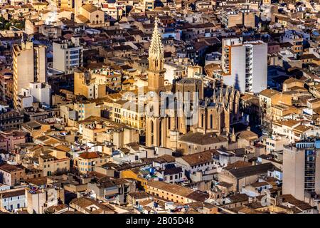 Città vecchia di Manacor con chiesa De Cristo Rey e Torre del Palau, 09.01.2020, vista aerea, Spagna, Isole Baleari, Maiorca, Manacor Foto Stock