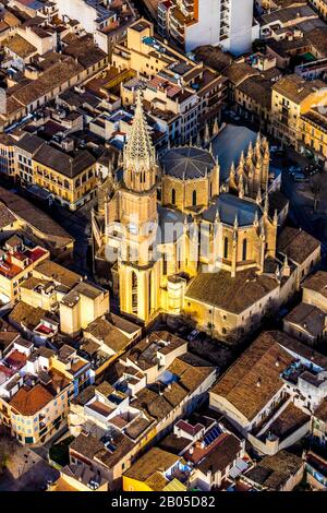 Città vecchia di Manacor con chiesa De Cristo Rey e Torre del Palau, 09.01.2020, vista aerea, Spagna, Isole Baleari, Maiorca, Manacor Foto Stock