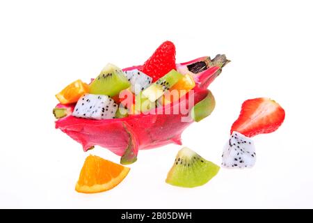 Frutti di drago, kiwi, fragole e arance, costituiti da un'insalata di frutta Foto Stock