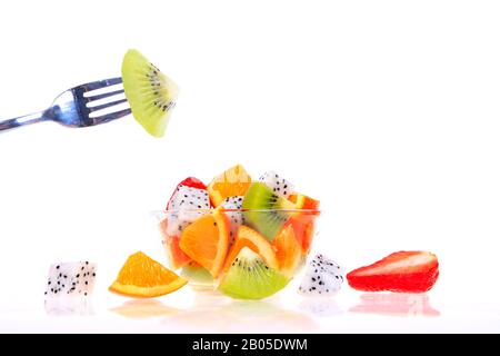 Frutti di drago, kiwi, fragole e arance, costituiti da un'insalata di frutta Foto Stock