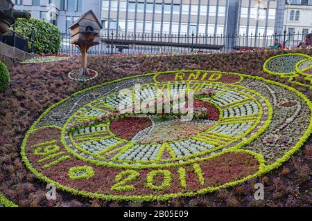 Edimburgo, 12 LUGLIO: Grande orologio floreale a West Princes Street Gardens il 12 LUGLIO 2011 a Edimburgo Foto Stock