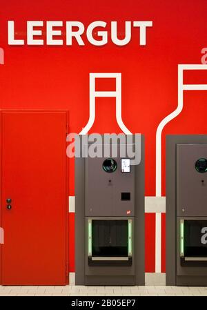 Distributore automatico in un supermercato, Germania, Schleswig-Holstein Foto Stock