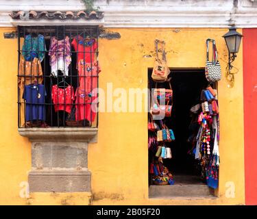 souvenir di fronte a una casa colorata Foto Stock