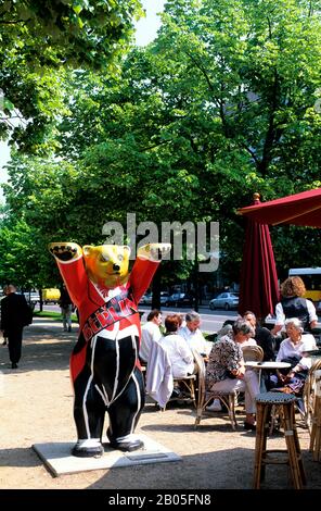 GERMANIA, BERLINO, UNTER DEN LINDEN STREET, ALBERI DI TIGLIO, STATUE DI ORSI, CAFFÈ Foto Stock