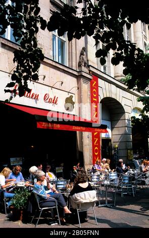 GERMANIA, BERLINO, UNTER DEN LINDEN STREET, MARCIAPIEDE CAFE Foto Stock