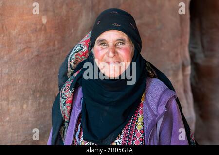 Giordania, Petra (UNESCO) beduina in abbigliamento tradizionale, 74 anni nomade pastore di pecora. Foto Stock