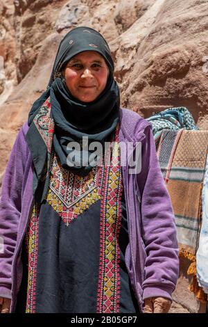 Giordania, Petra (UNESCO) donna beduina in abbigliamento tradizionale, 74 anni di pastore neomatico. Foto Stock
