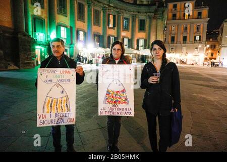 Napoli, CAMPANIA, ITALIA. 15th maggio 2019. 18/02/2020 Napoli, Piazza dante Alighieri stasera c'era la radina delle sardine in opposizione alla visita del leader della Lega Matteo Salvini Credit: Fabio Sasso/ZUMA Wire/Alamy Live News Foto Stock