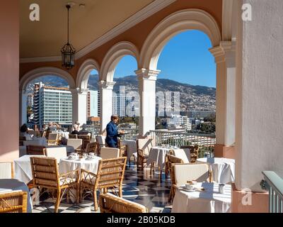 La terrazza del Belmond Reid's Palace (a.k.a.. Reid's Palace) un hotel storico situato ad ovest della baia di Funchal a Madeira. Foto Stock