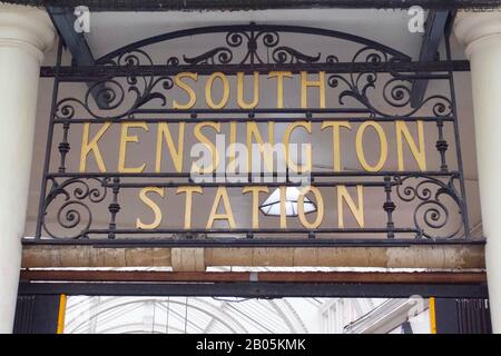 South Kensington Railway Station, South Kensington, Royal Borough Of Kensington And Chelsea, Londra, Inghilterra. Foto Stock