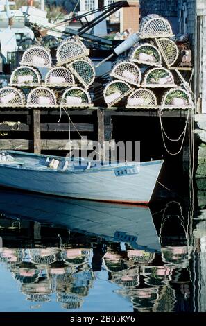 CANADA, NOVA SCOTIA, PEGGY'S COVE VICINO HALIFAX, VILLAGGIO DI PESCATORI, BARCA E ARAGOSTA PENTOLA Foto Stock