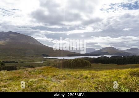 Bellissimo punto panoramico sull'autostrada A82 che si affaccia sul Loch Tulla e sul Black Mound Foto Stock