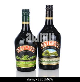 Irvine, CA - 11 gennaio 2013: Una bottiglia di crema irlandese Baileys e Liquore al cioccolato Mint. Baileys, introdotto nel 1974, fu la prima Crema irlandese a b Foto Stock