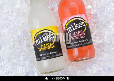 Irvine, California - 15 AGOSTO 2016: Due bottiglie di Mikes Hard Lemonade su ghiaccio. Mikes produce una linea di limonate alcoliche in vari gusti di frutta. Foto Stock