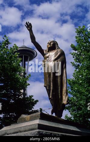 USA, WASHINGTON, SEATTLE, STATUA DEL CAPO SEATTLE IN TILIKUM PLACE CON AGO SPAZIALE Foto Stock