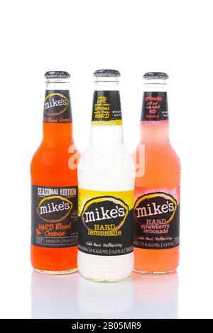 Irvine, California - 15 AGOSTO 2016: Tre bottiglie di Mikes Hard Lemonade su ghiaccio. Mikes produce una linea di limonate alcoliche in vari gusti di frutta. Foto Stock