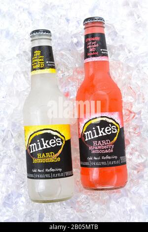 Irvine, California - 15 AGOSTO 2016: Due bottiglie di Mikes Hard Lemonade su ghiaccio. Mikes produce una linea di limonate alcoliche in vari gusti di frutta. Foto Stock