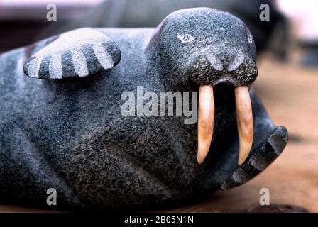 CANADA, NWT, HUDSON BAY, SOUTH HAMPTON ISLAND, NATIVO PT, WALRUS SCOLPITO DALLA PIETRA OLLARE Foto Stock