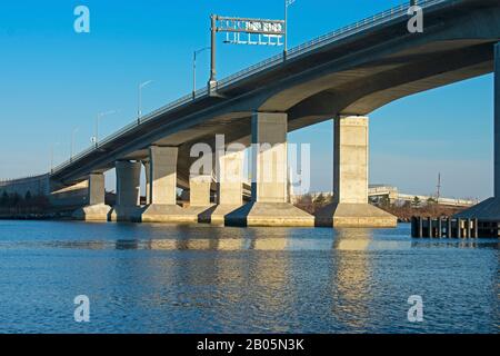 Ponte sulla Route 36, New Jersey, che collega le Highlands atlantiche con Sandy Hook e Sea Bright nel New Jersey, Stati Uniti -02 Foto Stock