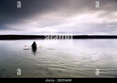 CANADA, NWT, HUDSON BAY, SOUTH HAMPTON ISLAND, NATIVA PT, INUIT IN KAYAK TRADIZIONALE Foto Stock