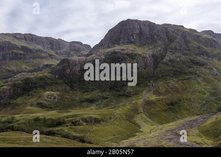 Belle montagne a sud di Glen Coe conosciuto come le tre sorelle. Bidean, Nam E Bian. Foto Stock