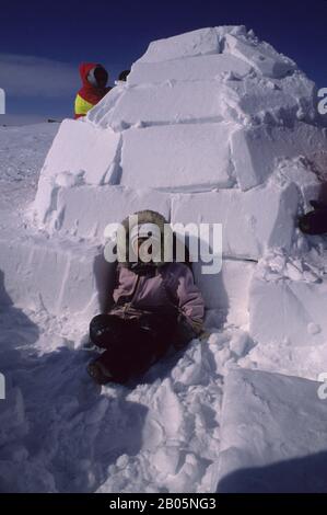 CANADA, NUNAVUT (N.T.), IQALUIT, TOONIK TYME FESTIVAL, CONCORSO DI COSTRUZIONE IGLOO PER BAMBINI Foto Stock