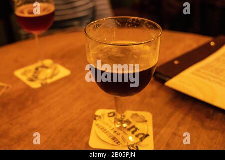 Bevendo birra belga a amsterdam la vigilia di Capodanno. Foto Stock