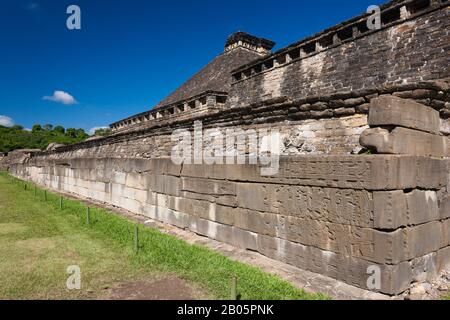 Il campo da ballo sud di El Tajin, il più importante sito archeologico della Mesoamerica nord-orientale, rovine Maya, Veracruz, Messico, America centrale Foto Stock