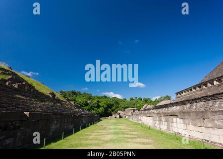 Il campo da ballo sud di El Tajin, il più importante sito archeologico della Mesoamerica nord-orientale, rovine Maya, Veracruz, Messico, America centrale Foto Stock