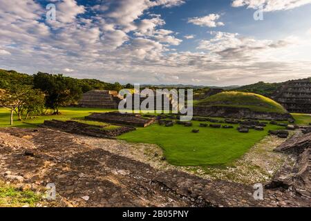 Vista serale di El Tajin, il più importante sito archeologico della Mesoamerica nord-orientale, rovine Maya, Veracruz, Messico, America Centrale Foto Stock